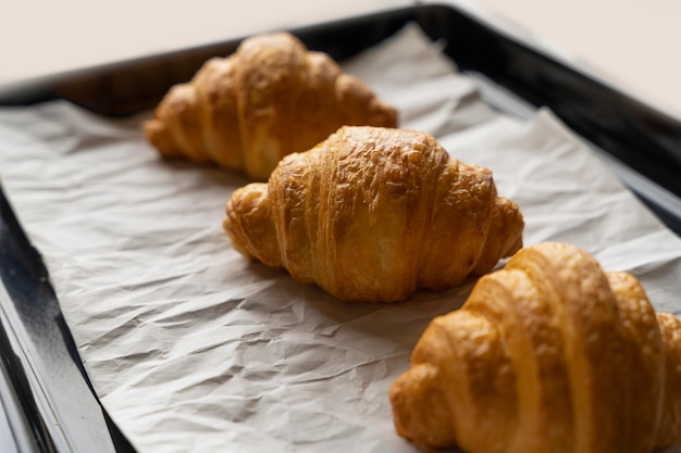 Foto gratuita croissants de ángulo alto en bandeja