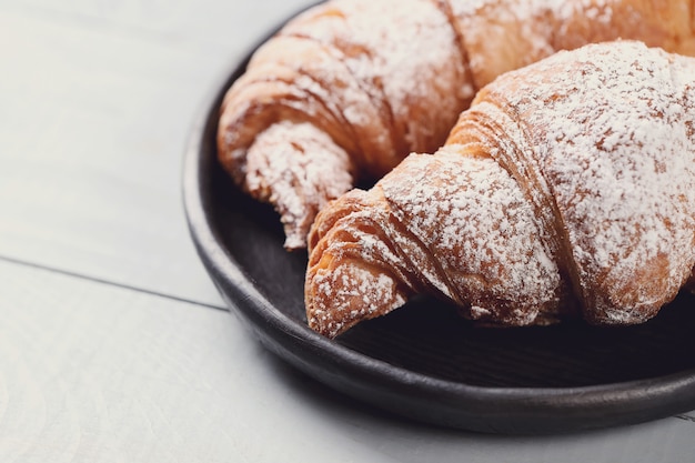 Croissants con azúcar en polvo