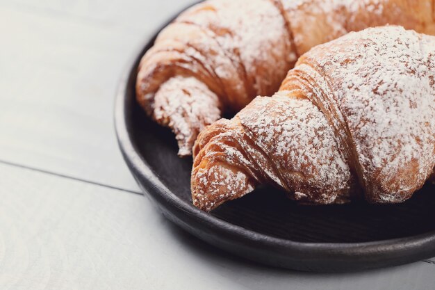 Croissants con azúcar en polvo