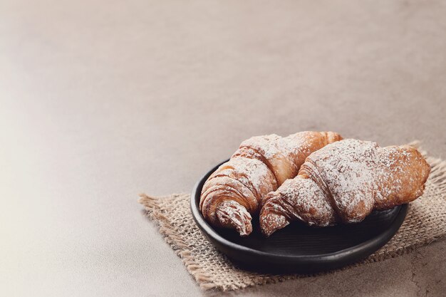 Croissants con azúcar en polvo