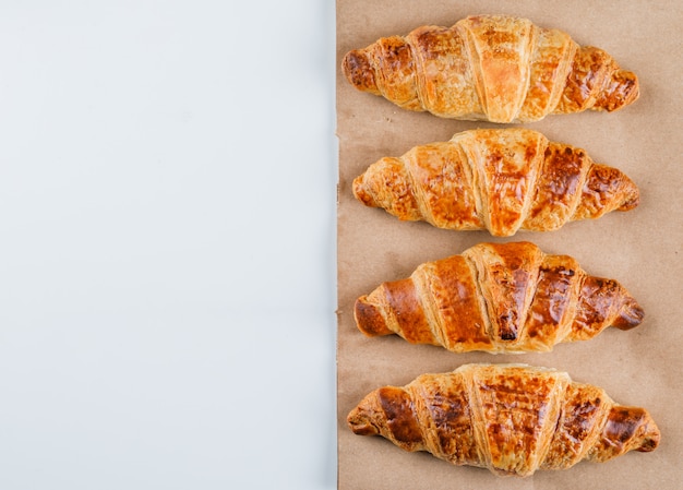 Foto gratuita croissants en bolsa blanca y de papel, planos.