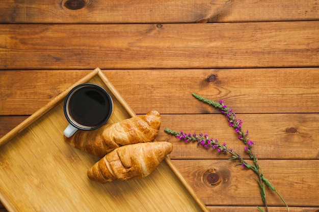 Croissants y café en arreglo romántico