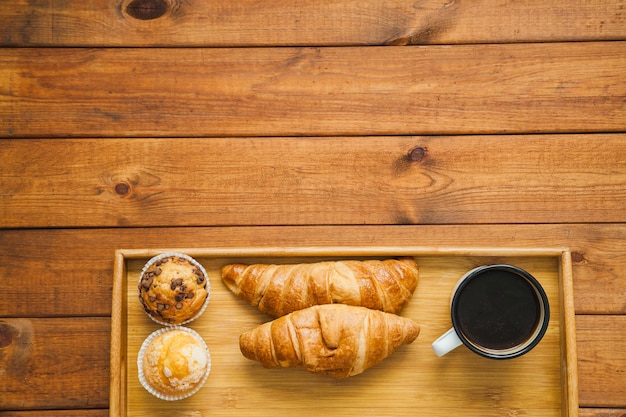 Foto gratuita croissants y café en la bandeja