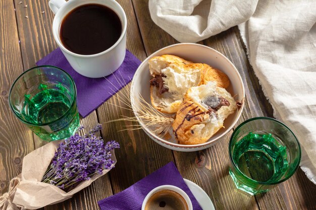 Croissants y café para el desayuno.