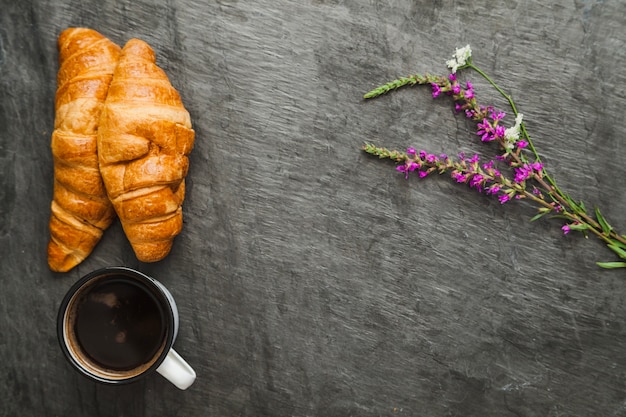 Foto gratuita croissants con café