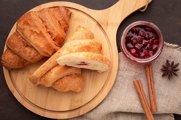 Croissants caseros y palitos de canela