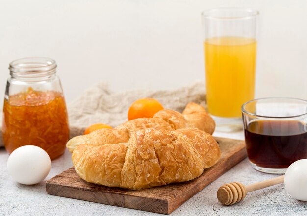 Croissants caseros de primer plano sobre la mesa