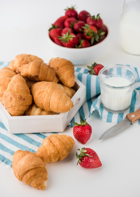 Croissants caseros de primer plano sobre la mesa