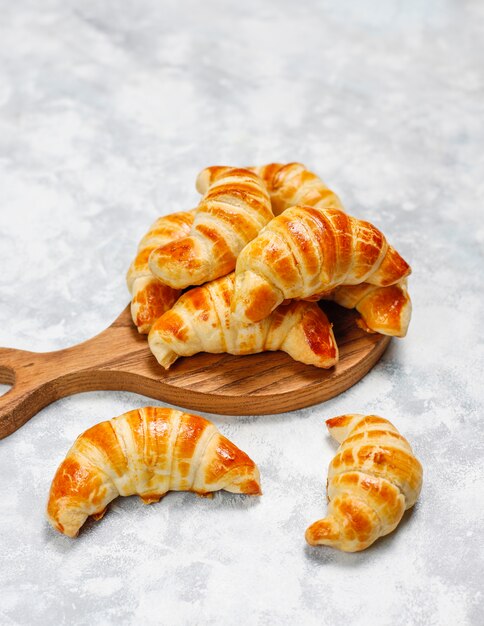 Croissants caseros sabrosos frescos en blanco grisáceo. Pastelería francesa