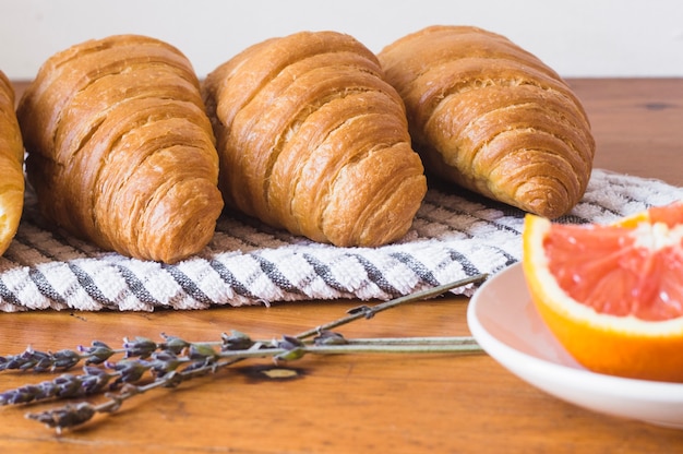 Foto gratuita croissants y cítricos