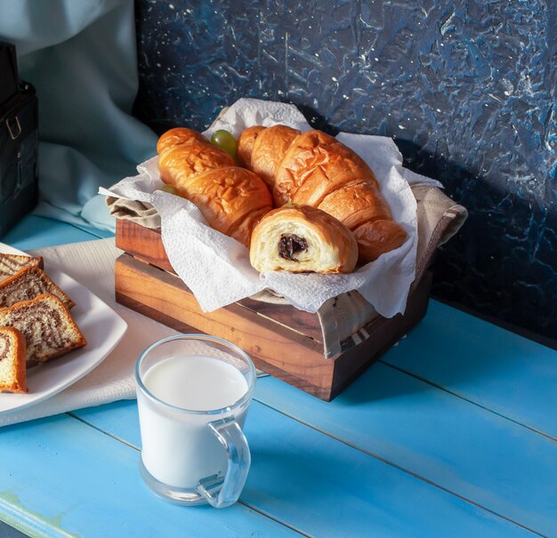 Croissants con crema de chocolate y una taza de leche.