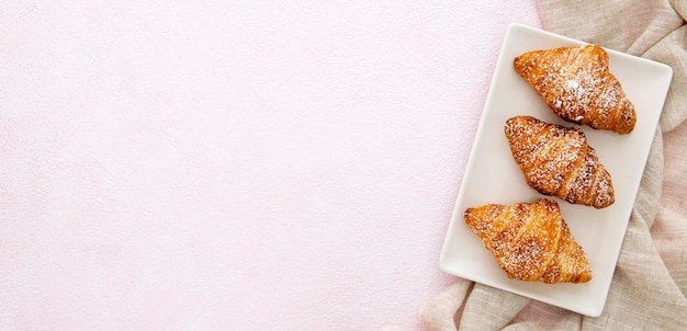 Croissants franceses en un espacio de copia de placa