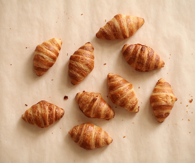 Foto gratuita croissants franceses frescos sobre un mantel