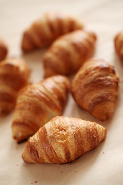 Croissants franceses frescos sobre un mantel