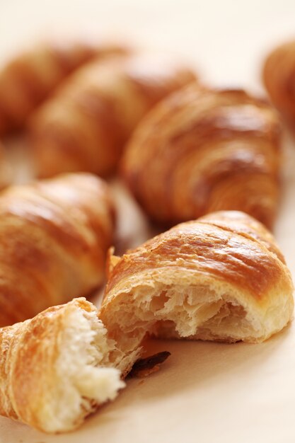 Croissants franceses frescos sobre un mantel