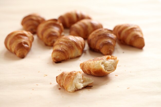 Croissants franceses frescos sobre un mantel