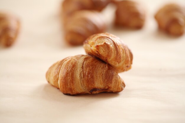 Croissants franceses frescos sobre un mantel