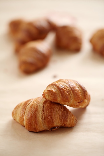 Croissants franceses frescos sobre un mantel