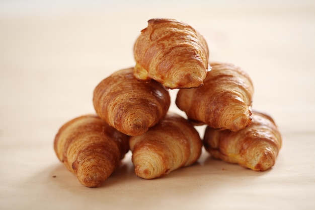 Croissants franceses frescos sobre un mantel