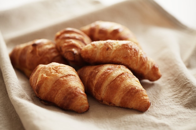 Croissants franceses frescos sobre un mantel