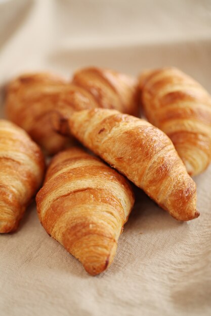 Croissants franceses frescos sobre un mantel