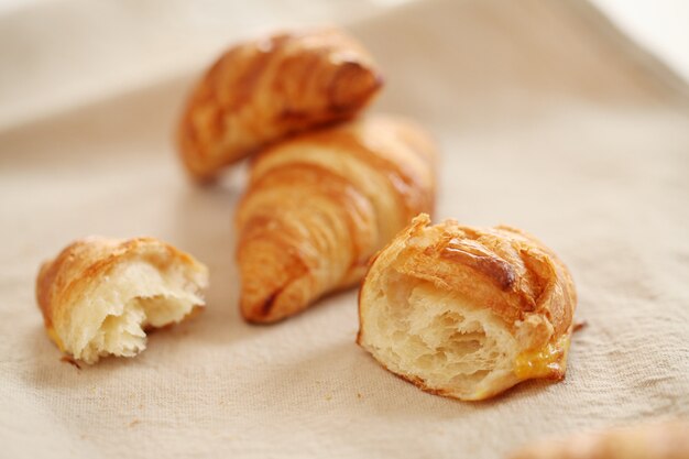 Croissants franceses frescos sobre un mantel