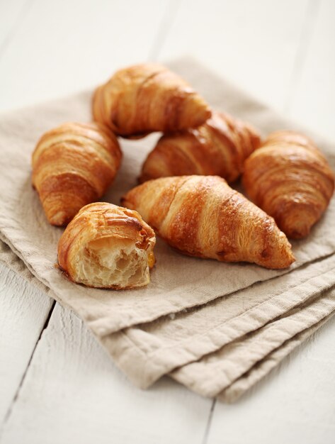 Croissants franceses frescos sobre un mantel