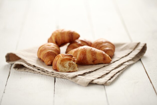 Croissants franceses frescos sobre un mantel