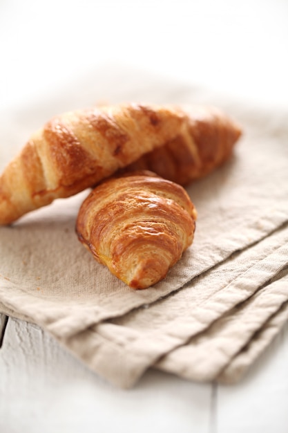 Croissants franceses frescos sobre un mantel