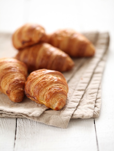 Croissants franceses frescos sobre un mantel