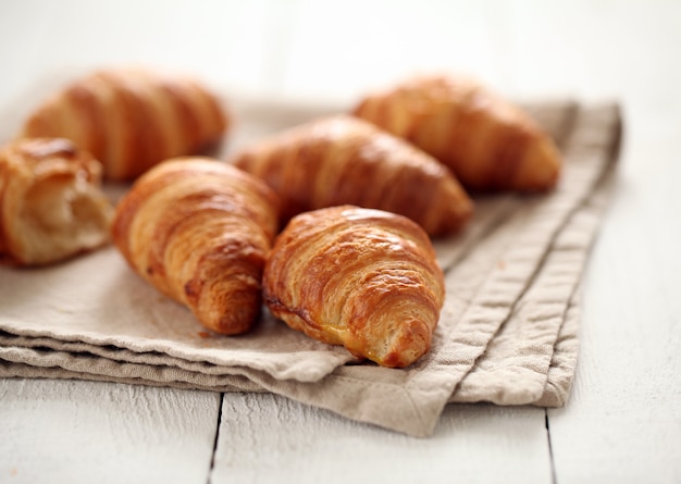 Croissants franceses frescos sobre un mantel