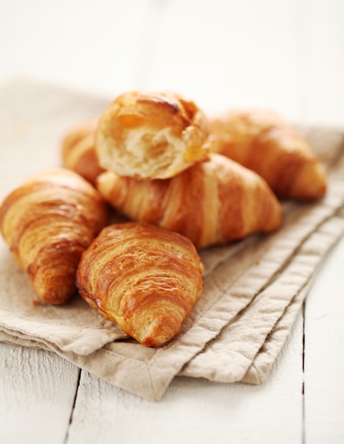 Croissants franceses frescos sobre un mantel