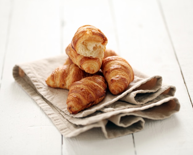 Croissants franceses frescos sobre un mantel