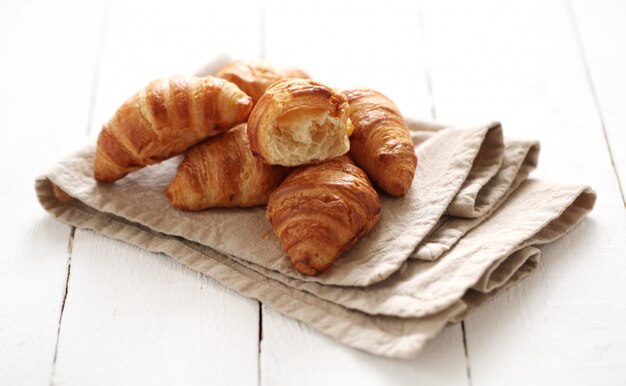 Croissants franceses frescos sobre un mantel