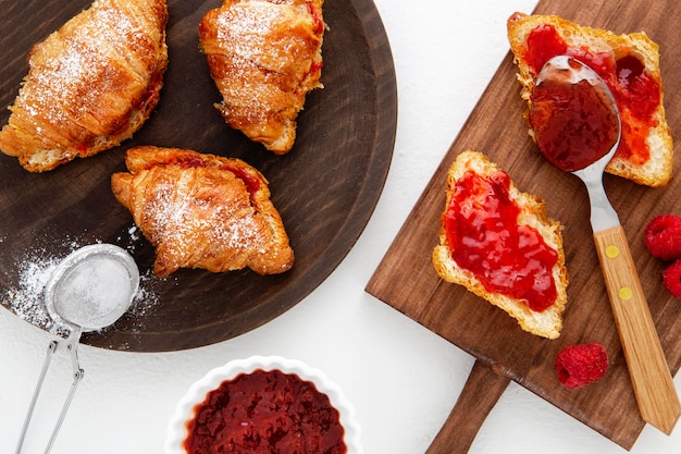 Croissants franceses y mermelada de fresa