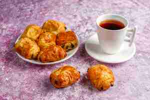 Foto gratuita croissants franceses pain au chocolate.