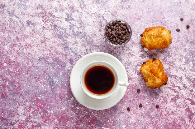 Croissants franceses pain au chocolate.