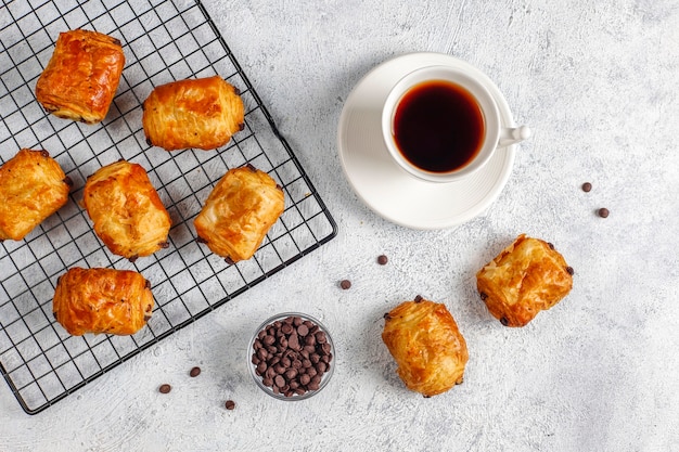 Foto gratuita croissants franceses pain au chocolate.