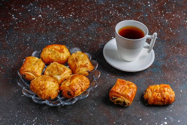 Foto gratuita croissants franceses pain au chocolate.