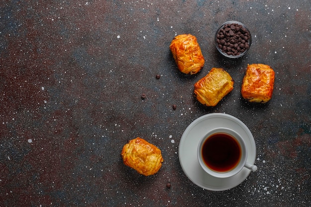 Foto gratuita croissants franceses pain au chocolate.