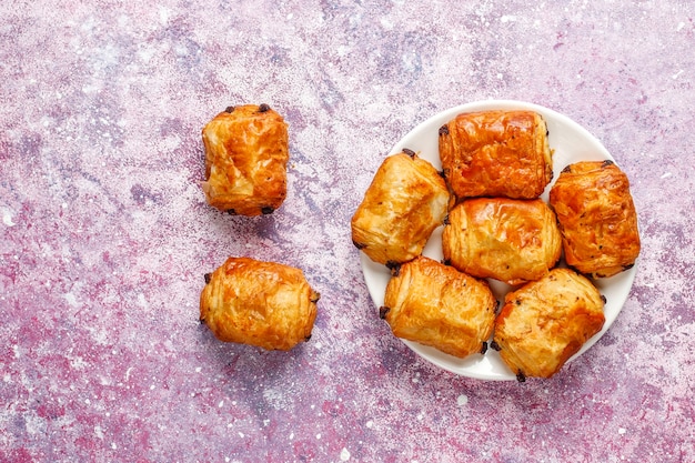 Croissants franceses pain au chocolate.