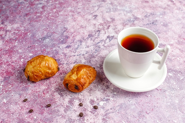 Foto gratuita croissants franceses pain au chocolate.