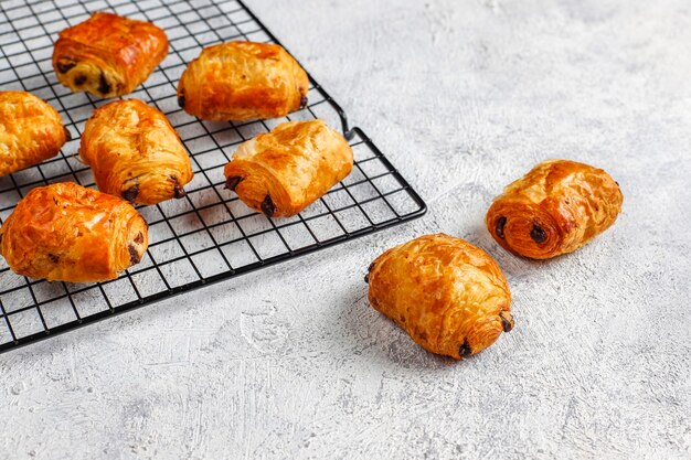 Croissants franceses pain au chocolate.