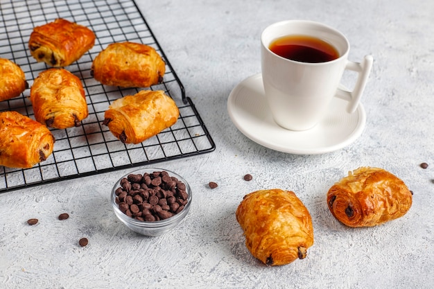 Croissants franceses pain au chocolate.