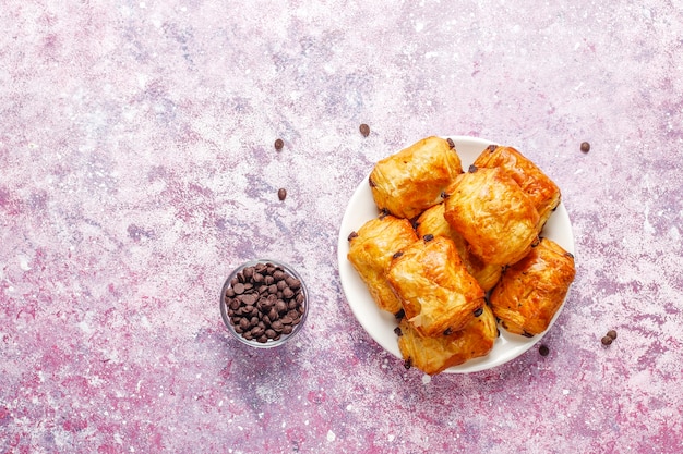 Foto gratuita croissants franceses pain au chocolate.