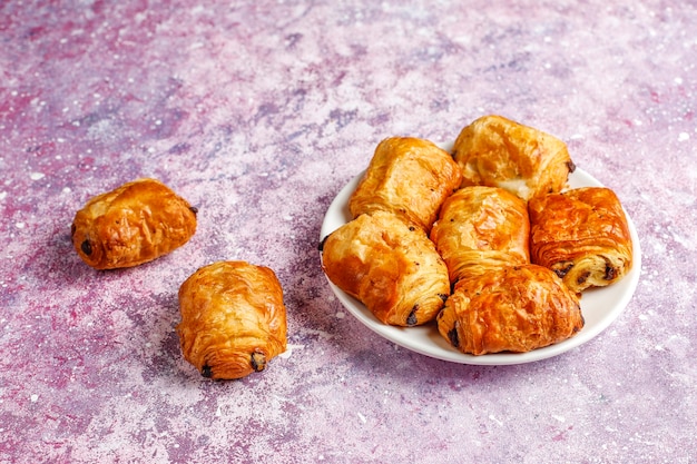 Foto gratuita croissants franceses pain au chocolate.