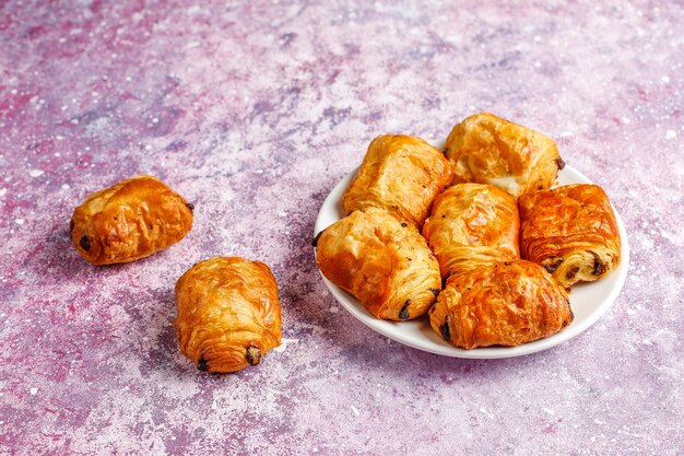 Croissants franceses pain au chocolate.