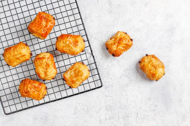 Croissants franceses pain au chocolate.