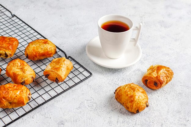 Croissants franceses pain au chocolate.