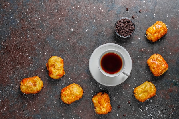 Foto gratuita croissants franceses pain au chocolate.